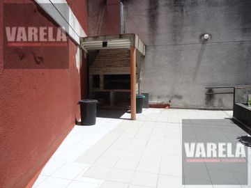 Av. Diaz Vélez 4600 P.9° Se vende C/RENTA- 2 amb. Fte. c/balcón. Cochera fija-cub. Amenities. Parque Centenario.