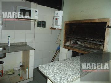 Av. Diaz Vélez 4600 P.9° Se vende C/RENTA- 2 amb. Fte. c/balcón. Cochera fija-cub. Amenities. Parque Centenario.
