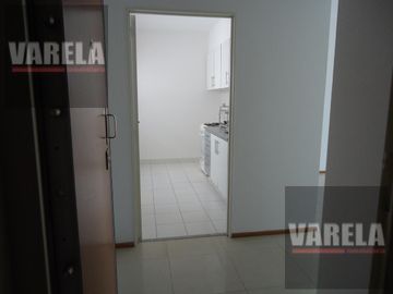 Av. Diaz Vélez 4600 P.9° Se vende C/RENTA- 2 amb. Fte. c/balcón. Cochera fija-cub. Amenities. Parque Centenario.