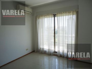 Av. Diaz Vélez 4600 P.9° Se vende C/RENTA- 2 amb. Fte. c/balcón. Cochera fija-cub. Amenities. Parque Centenario.