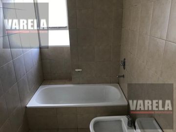 Av. Diaz Vélez 4600 P.9° Se vende C/RENTA- 2 amb. Fte. c/balcón. Cochera fija-cub. Amenities. Parque Centenario.