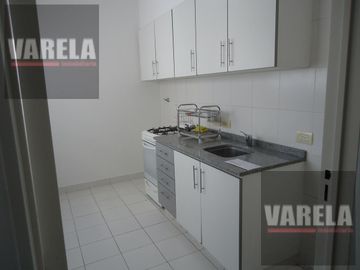 Av. Diaz Vélez 4600 P.9° Se vende C/RENTA- 2 amb. Fte. c/balcón. Cochera fija-cub. Amenities. Parque Centenario.