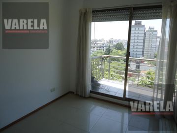 Av. Diaz Vélez 4600 P.9° Se vende C/RENTA- 2 amb. Fte. c/balcón. Cochera fija-cub. Amenities. Parque Centenario.