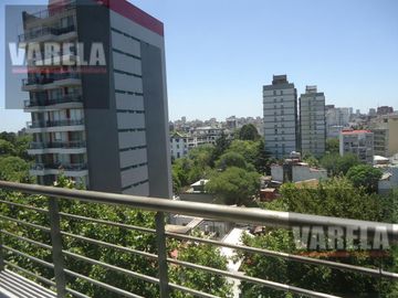 Av. Diaz Vélez 4600 P.9° Se vende C/RENTA- 2 amb. Fte. c/balcón. Cochera fija-cub. Amenities. Parque Centenario.