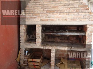Av. Diaz Vélez 4600 P.9° Se vende C/RENTA- 2 amb. Fte. c/balcón. Cochera fija-cub. Amenities. Parque Centenario.