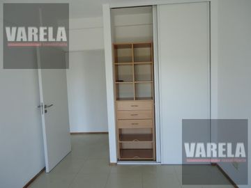 Av. Diaz Vélez 4600 P.9° Se vende C/RENTA- 2 amb. Fte. c/balcón. Cochera fija-cub. Amenities. Parque Centenario.
