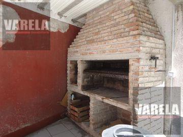 Av. Diaz Vélez 4600 P.9° Se vende C/RENTA- 2 amb. Fte. c/balcón. Cochera fija-cub. Amenities. Parque Centenario.