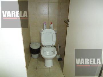 Av. Diaz Vélez 4600 P.9° Se vende C/RENTA- 2 amb. Fte. c/balcón. Cochera fija-cub. Amenities. Parque Centenario.