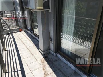 Av. Diaz Vélez 4600 P.9° Se vende C/RENTA- 2 amb. Fte. c/balcón. Cochera fija-cub. Amenities. Parque Centenario.