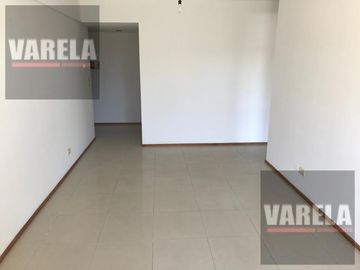 Av. Diaz Vélez 4600 P.9° Se vende C/RENTA- 2 amb. Fte. c/balcón. Cochera fija-cub. Amenities. Parque Centenario.