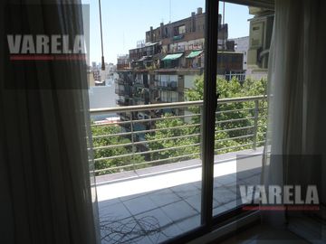 Av. Diaz Vélez 4600 P.9° Se vende C/RENTA- 2 amb. Fte. c/balcón. Cochera fija-cub. Amenities. Parque Centenario.