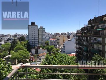Av. Diaz Vélez 4600 P.9° Se vende C/RENTA- 2 amb. Fte. c/balcón. Cochera fija-cub. Amenities. Parque Centenario.