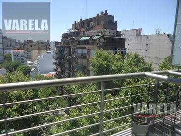 Av. Diaz Vélez 4600 P.9° Se vende C/RENTA- 2 amb. Fte. c/balcón. Cochera fija-cub. Amenities. Parque Centenario.