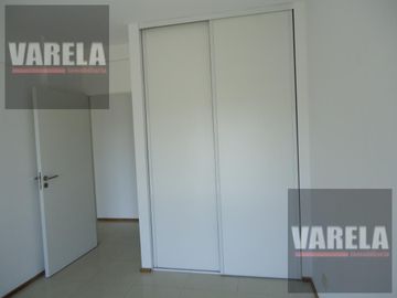 Av. Diaz Vélez 4600 P.9° Se vende C/RENTA- 2 amb. Fte. c/balcón. Cochera fija-cub. Amenities. Parque Centenario.