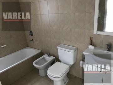 Av. Diaz Vélez 4600 P.9° Se vende C/RENTA- 2 amb. Fte. c/balcón. Cochera fija-cub. Amenities. Parque Centenario.