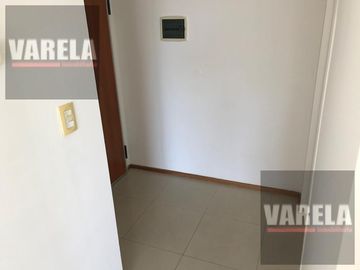 Av. Diaz Vélez 4600 P.9° Se vende C/RENTA- 2 amb. Fte. c/balcón. Cochera fija-cub. Amenities. Parque Centenario.