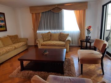 Departamento en venta amoblado, sector Embajada Americana / Colegio SEK. 160 M2.  $119.000