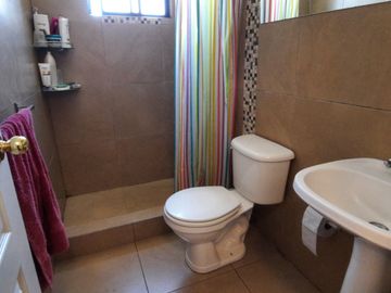 Departamento en venta amoblado, sector Embajada Americana / Colegio SEK. 160 M2.  $119.000