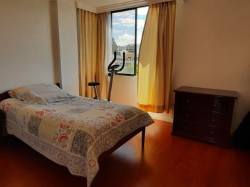 Departamento en venta amoblado, sector Embajada Americana / Colegio SEK. 160 M2.  $119.000