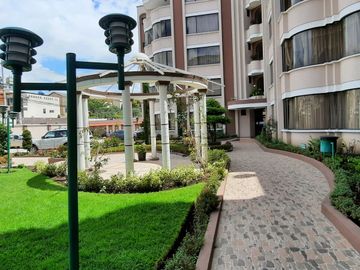 Departamento en venta amoblado, sector Embajada Americana / Colegio SEK. 160 M2.  $119.000