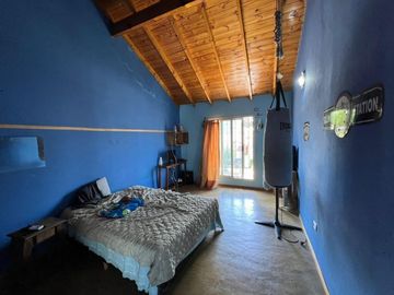 VENTA DE CHALET 3 AMBIENTES CON COCHERA Y PILETA - AMPLIO LOTE LIBRE - PILETA - MONTE GRANDE