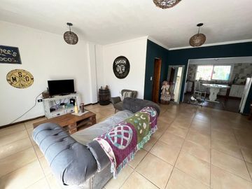 VENTA DE CHALET 3 AMBIENTES CON COCHERA Y PILETA - AMPLIO LOTE LIBRE - PILETA - MONTE GRANDE