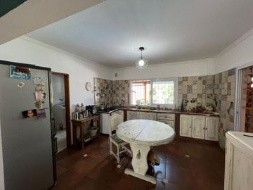VENTA DE CHALET 3 AMBIENTES CON COCHERA Y PILETA - AMPLIO LOTE LIBRE - PILETA - MONTE GRANDE