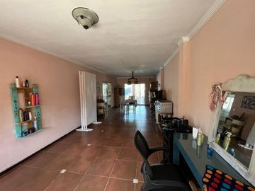 VENTA DE CHALET 3 AMBIENTES CON COCHERA Y PILETA - AMPLIO LOTE LIBRE - PILETA - MONTE GRANDE