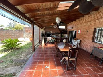 VENTA DE CHALET 3 AMBIENTES CON COCHERA Y PILETA - AMPLIO LOTE LIBRE - PILETA - MONTE GRANDE