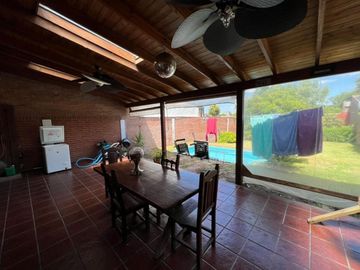 VENTA DE CHALET 3 AMBIENTES CON COCHERA Y PILETA - AMPLIO LOTE LIBRE - PILETA - MONTE GRANDE