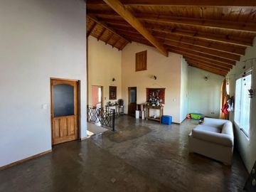 VENTA DE CHALET 3 AMBIENTES CON COCHERA Y PILETA - AMPLIO LOTE LIBRE - PILETA - MONTE GRANDE
