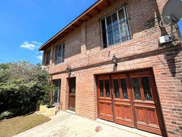 VENTA DE CHALET 3 AMBIENTES CON COCHERA Y PILETA - AMPLIO LOTE LIBRE - PILETA - MONTE GRANDE