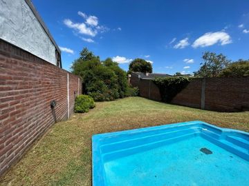 VENTA DE CHALET 3 AMBIENTES CON COCHERA Y PILETA - AMPLIO LOTE LIBRE - PILETA - MONTE GRANDE