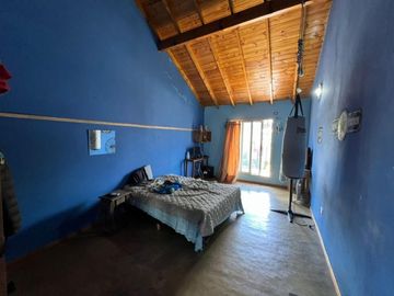 VENTA DE CHALET 3 AMBIENTES CON COCHERA Y PILETA - AMPLIO LOTE LIBRE - PILETA - MONTE GRANDE