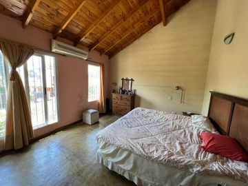 VENTA DE CHALET 3 AMBIENTES CON COCHERA Y PILETA - AMPLIO LOTE LIBRE - PILETA - MONTE GRANDE