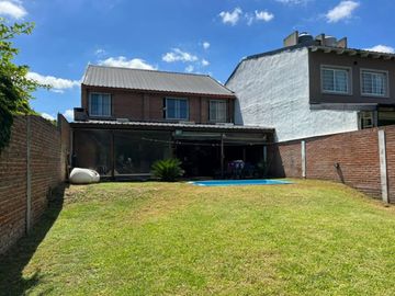 VENTA DE CHALET 3 AMBIENTES CON COCHERA Y PILETA - AMPLIO LOTE LIBRE - PILETA - MONTE GRANDE