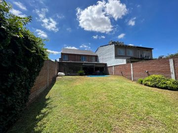 VENTA DE CHALET 3 AMBIENTES CON COCHERA Y PILETA - AMPLIO LOTE LIBRE - PILETA - MONTE GRANDE