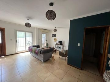 VENTA DE CHALET 3 AMBIENTES CON COCHERA Y PILETA - AMPLIO LOTE LIBRE - PILETA - MONTE GRANDE