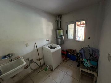 VENTA DE CHALET 3 AMBIENTES CON COCHERA Y PILETA - AMPLIO LOTE LIBRE - PILETA - MONTE GRANDE