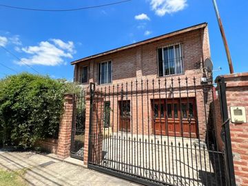 VENTA DE CHALET 3 AMBIENTES CON COCHERA Y PILETA - AMPLIO LOTE LIBRE - PILETA - MONTE GRANDE
