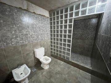 VENTA DE CHALET 3 AMBIENTES CON COCHERA Y PILETA - AMPLIO LOTE LIBRE - PILETA - MONTE GRANDE