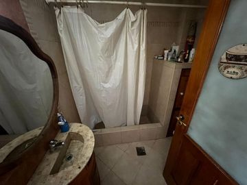 VENTA DE CHALET 3 AMBIENTES CON COCHERA Y PILETA - AMPLIO LOTE LIBRE - PILETA - MONTE GRANDE