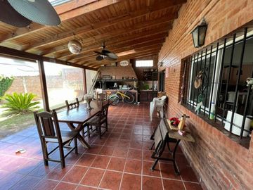 VENTA DE CHALET 3 AMBIENTES CON COCHERA Y PILETA - AMPLIO LOTE LIBRE - PILETA - MONTE GRANDE