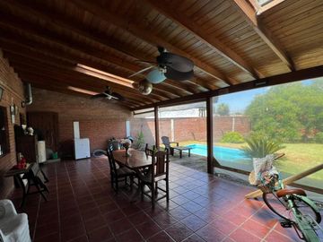 VENTA DE CHALET 3 AMBIENTES CON COCHERA Y PILETA - AMPLIO LOTE LIBRE - PILETA - MONTE GRANDE