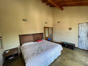 VENTA DE CHALET 3 AMBIENTES CON COCHERA Y PILETA - AMPLIO LOTE LIBRE - PILETA - MONTE GRANDE