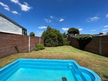 VENTA DE CHALET 3 AMBIENTES CON COCHERA Y PILETA - AMPLIO LOTE LIBRE - PILETA - MONTE GRANDE