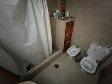 VENTA DE CHALET 3 AMBIENTES CON COCHERA Y PILETA - AMPLIO LOTE LIBRE - PILETA - MONTE GRANDE