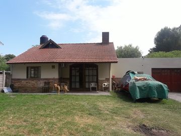 LATORRE PROP. VENDE CHALET DE 4 AMB CON HERMOSO PARQUE Y GARAGE - QUINCHO