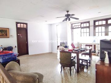 Rumah Lama Terawat Lokasi Strategis untuk Hunian dekat Pancoran