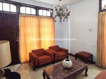 Rumah Lama Terawat Lokasi Strategis untuk Hunian dekat Pancoran